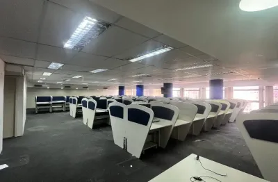 Conjunto comercial a venda, 513m, vão livre e salas fechadas.