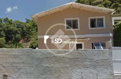 Essa casa encantadora está localizada no bairro de artistas, em teresópolis codigo: 65107