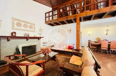 Casa com estilo serrano, um verdadeiro refúgio, com 399 m2, terreno amplo 4.358 m2, lazer completo, localizada a 5 minutos do centro da cidade, bairro possuí comércio completo. codigo: 80464