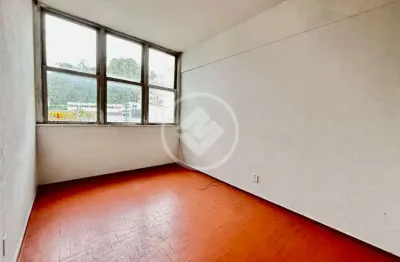 Quarto e sala. excelente localização, com 25m2. várzea em teresópolis-rj codigo: 151006