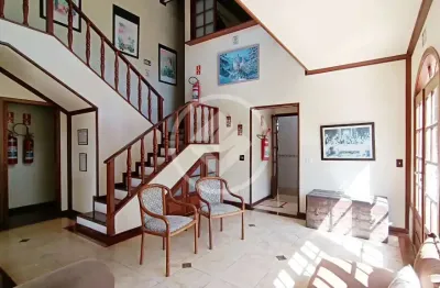 Mansão deslumbrante à venda por r$ 1.990.000,00 ou para locação por r$ 9.900,00 , cercada por natureza de 690 m2 com 7 suítes e chalé anexo na granja guarani, teresópolis / rj ok codigo: 131962