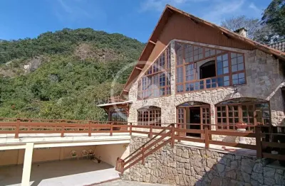 Mansão deslumbrante à venda por r$ 1.990.000,00 ou para locação por r$ 10.000,00 , cercada por natureza de 690 m2 com 7 suítes e chalé anexo na granja guarani, teresópolis / rj ok codigo: 131962