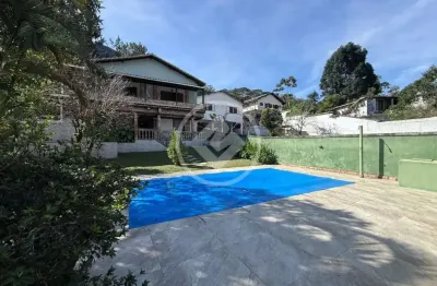 Ampla casa fora de condomínio, linear, com  4 quartos, 315 m²,   no comary, teresópolis - rj codigo: 125821