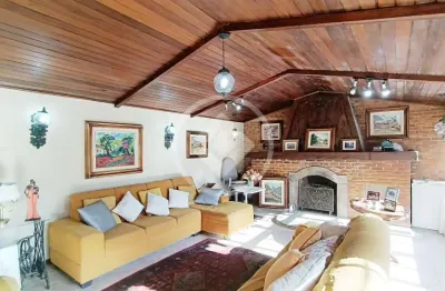 Casa de serra com 345m2 de área construída, com 3 quartos na casa principal por r$ 950.000,00 e vista privilegiada, para toda serra dos órgãos, no bairro santa cecília - teresópolis - rj codigo: 14206