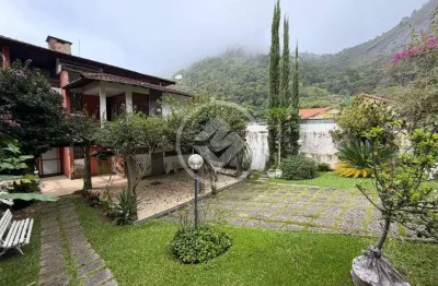 Casa à venda, com 4 quartos, 1 suíte, 369 m² área construída, bairro Iucas. Teresópolis - RJ. codigo: 278397