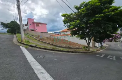 Excelente terreno de esquina á venda no bairro Jardim Carolina em Poços de Caldas MG.