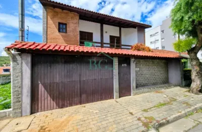 Excelente casa á venda no bairro Jardim Primavera em Poços de Caldas MG.