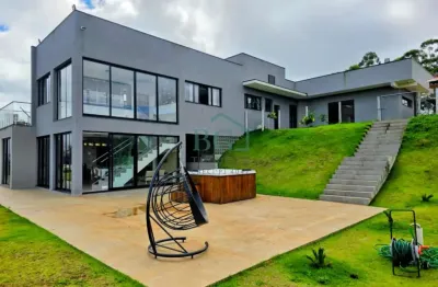Excelente casa de alto padrão á venda em condomínio fechado em Poços de Caldas MG.