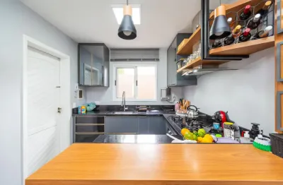 Sobrado triplex em condomínio localizado próximo ao shopping palladium