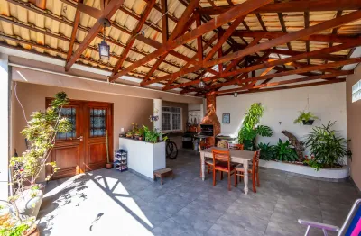 Sobrado triplex em condomínio com cômodos amplos em ótima localização no jardim das américas