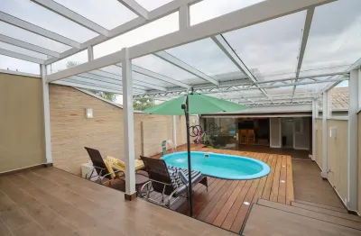 Sobrado dos Sonhos ! Triplex com quintal de aproximadamente 102 m² de área livre com piscina e edícula