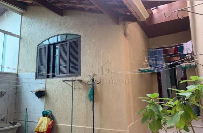 Espaçoso imóvel com 4 dormitórios e 2 vagas cobertas na garagem
