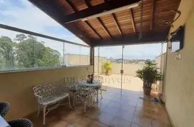 Cobertura espaçosa com churrasqueira e ótima localização