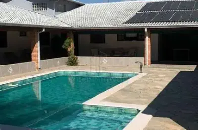 Chácara mobiliada à venda em Araçoiaba da Serra com piscina e lazer