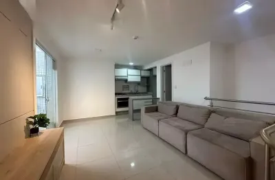 Rw - apartamento duplex com 2 suítes e mobiliado na praia dos ingleses – oportunidade única!