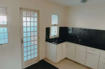 Locação de ótimo sobrado modelo carolina, 2 quartos, cozinha planejada, quintal no condomínio villa flora, sumaré/sp