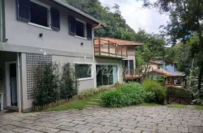 Excelente casa com 4 dormitórios em um terreno de 3000m2 e área construida 160m2 por r$ 1.600.000 - itaipava - petrópolis/rj