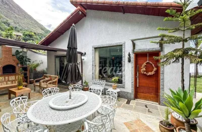 Casa com 4 dormitórios à venda, 210 m² por r$ 1.290.000 - iucas - teresópolis/rj