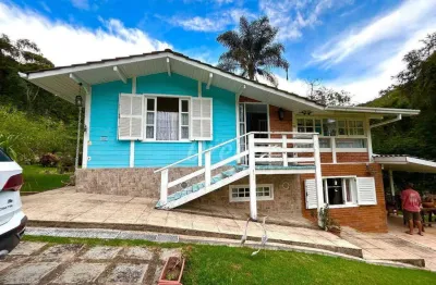 Casa estilo americano com 5 quartos em condomínio exclusivo com lago em vargem grande