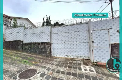 Casa à venda de arquitetura antiga no bairro são francisco com 3 quartos, 2 banheiros, cozinha moderna e 6 vagas de garagem por r$ 1.450.000,00