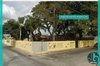Não perca a chance de adquirir 03 lotes de terreno em uma esquina privilegiada,1.067,04 m² de área total, com uma casa de alvenaria de 450m².