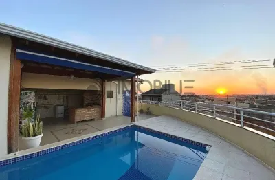 Casa com Piscina, um lindo por do sol e Loja à Venda em Salto SP.