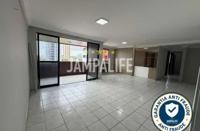 Apartamento amplo na Av. Epitácio Pessoa em condomínio estilo clube