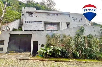 Casa a venda no cosme velho. 344m2 de área útil. 4 suites,  3 vagas cobertas, piscina, churrasqueira e uma vista linda