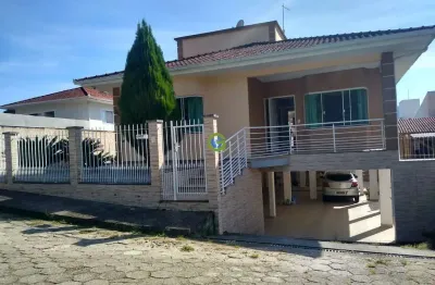 Aconchegante imóvel localizado no centro de santo amaro da imperatriz.