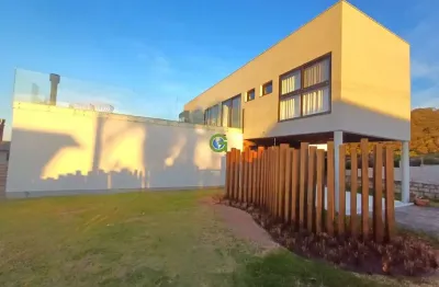 Magnífica casa alto padrão semi-mobiliada à venda na praia do vigia no centro de
