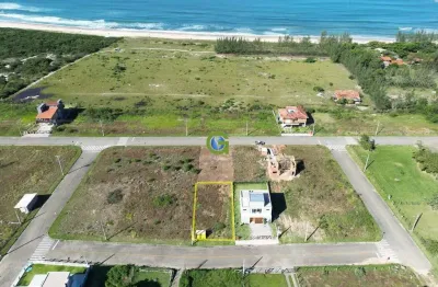 Lote à venda com 383 m². localizado a 400 metros do mar.