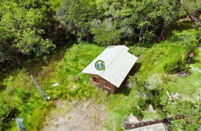 Tranquilidade na natureza: chalé de madeira em amplo terreno de 1189m², com vist