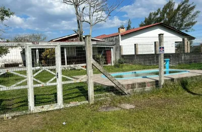 Casa escriturada sozinha no pátio com piscina. barbada