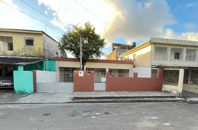 Ampla casa com 3 quartos (1 suíte), 192m² e estrutura para primeiro andar – conforto e potencial de expansão!