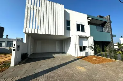 Sobrado em condomínio fechado com 3 suítes sendo 1 máster.