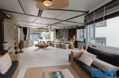 Casa com 4 quartos à venda na Rua Itatiba, Pacaembu, São Paulo