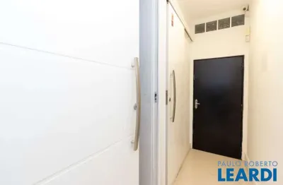 Casa comercial à venda na Rua Conde de Sarzedas, Centro, São Paulo