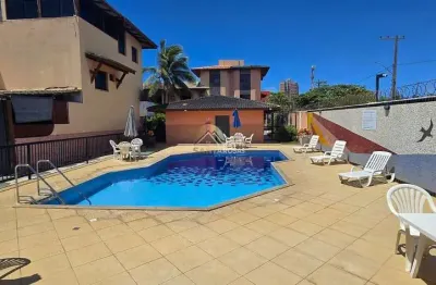 Village duplex nascente de frente à praia em patamares: 3 suítes com armários, sala ampla e ilumina