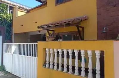 Casa para locação em rio das ostras, parque zabulão, 3 dormitórios, 2 banheiros, 1 vaga