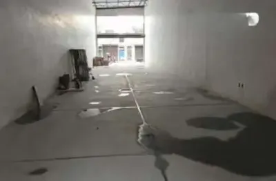 Loja para locação em rio das ostras, cidade praiana, 1 banheiro, 2 vagas