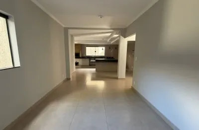 Sobrado à Venda no Parque das Figueiras – Localização Privilegiada e Vista para Área Verde