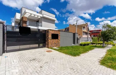 Sobrado em condomínio fechado, 3 suítes, quintal e 2 vagas à venda no portão.