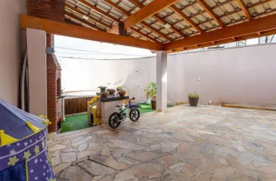 Casa com ótima localização 144 m² 2 dormitorios e 4 vagas de garagens
