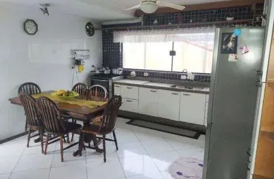 Sobrado maravilhoso com 250 m² 3 dormitorios e 4 vagas de garagens