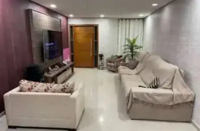 Sobrado com 250 m² 3 dormitorios sendo 1 suíte com sacada e 4 vagas