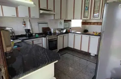 Sobrado 230 m² 4 dormitorios sendo 1 suite e 4  vagas de garagens