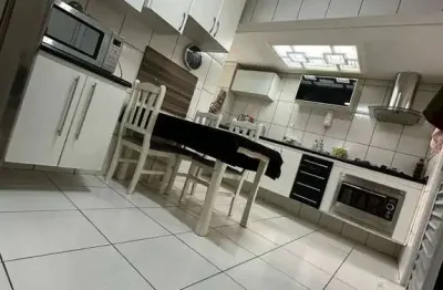 Sobrado com 295 m² 5 dormitórios sendo 1 suíte 3 vagas de garagens