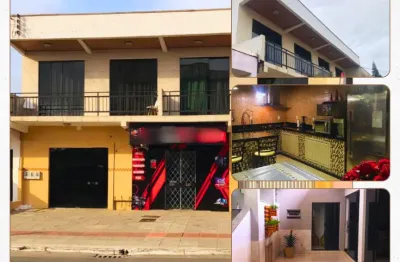 Vende-se sobrado com 2 apartamentos e salas comerciais no bairro São Vicente em Itajaí/SC