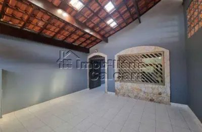 Casa com 02 dormitórios no jardim imperador, á 100 metros da praia!