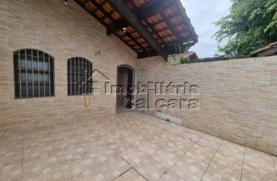 Casa com 03 dormitórios, com edícula e churrasqueira á 300 metros da praia!!!